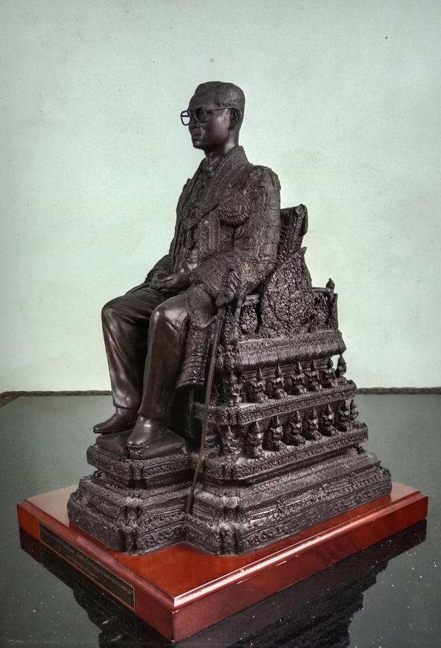 746.พระบรมรูปหล่อในหลวงรัชกาลที่ 9 พระบาทสมเด็จพระปรมินทรมหาภูมิพลอดุลยเดช ทรงประทับบนพระที่นั่งราชยานพุดตานทอง ส รูปที่ 8