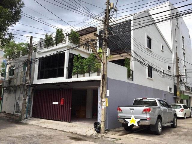 ให้เช่าทาวเฮ้าส์ 3 ชั้น 350 ตร.ม. ซอยสุขุมวิท 63 เขตวัฒนา ใกล้ BTS เอกมัย 1