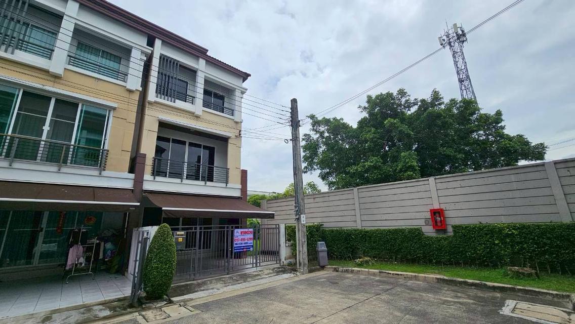 ขายด่วน ทาวน์โฮม 3 ชั้น หมู่บ้านกลางเมือง เกษตร - นวมินทร์ หลังริม เนื้อที่ 51.7 ตารางวา 3 ห้องนอน 3 ห้องน้ำ 2 จอด