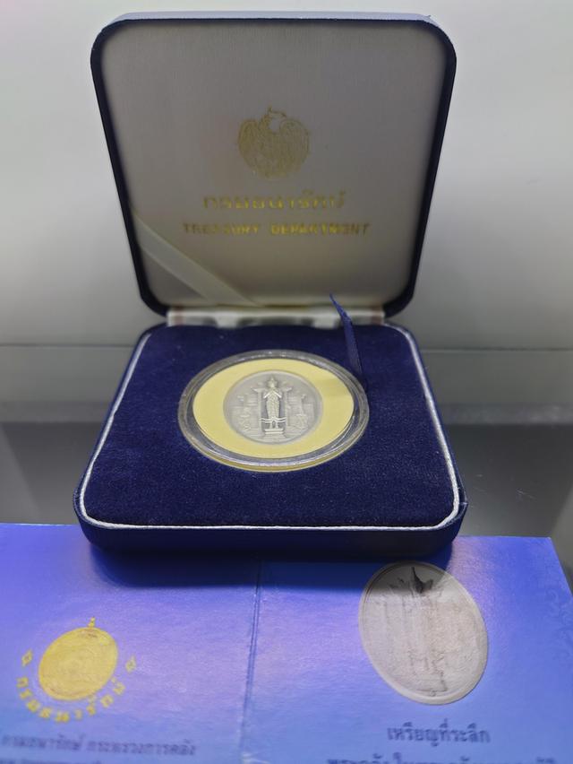 เหรียญพระคลัง ในพระคลังมหาสมบัติ รุ่นแรก 80 ปี กรมธนารักษ์ พ.ศ.2555 เนื้อเงินรมดำพ่นทรายพิเศษ พร้อมใบเซอร์และกล่องหนัง รูปย่อยที่ 2