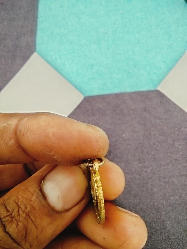 หลวงพ่อสุรินทร์ วัดรามแก้ว  รุ่นแรก เนื้อกะไหล่ทอง รูปที่ 4