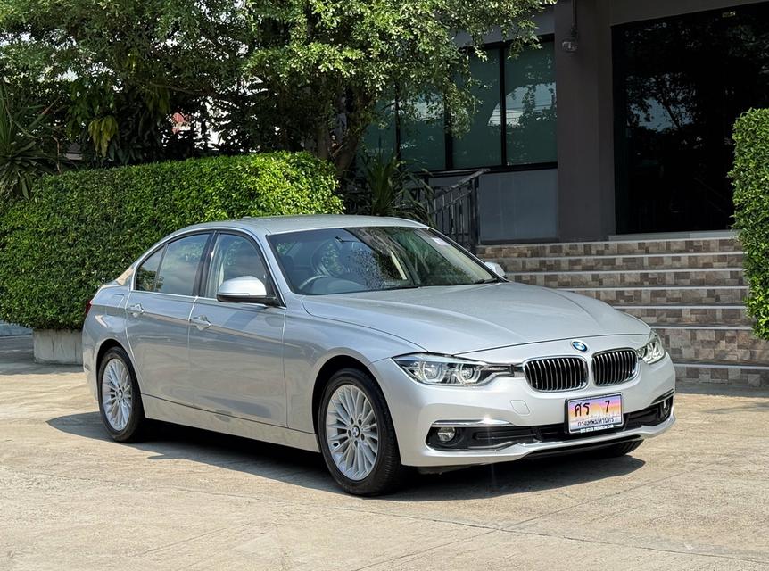 2017 BMW 320D F30 LCI  รถมือเดียวป้ายแดง รถออกศูนย์ BMW THAILAND รถวิ่งน้อย เข้าศูนย์ทุกระยะ รถไม่เคยมีอุบัติเหตุครับ