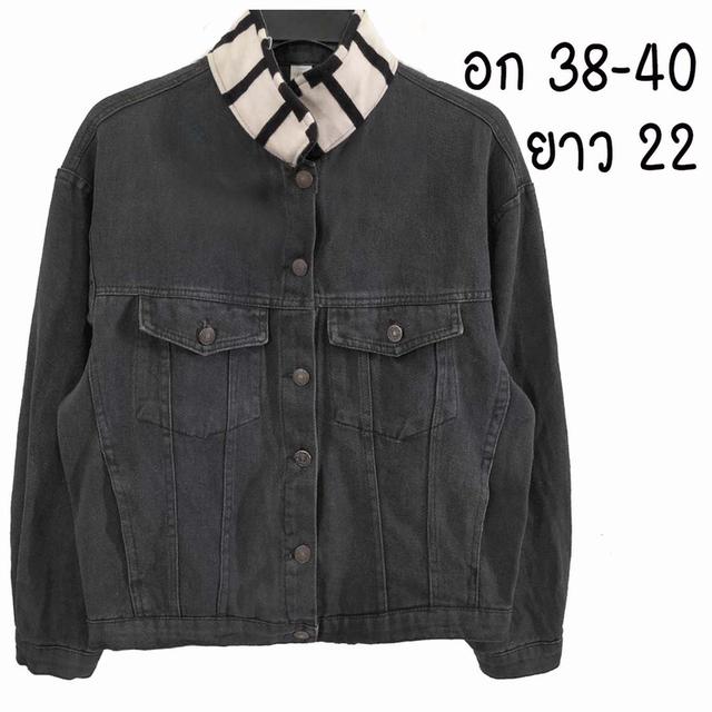 ครอปยีนส์ สีดำซีด(ไม่เข้มมาก) คอปกเท่ ๆ ด้านหลังงานไหมพรม ราคาดีเว่อร์ มีกระเป๋าอก+ข้าง ผ้านุ่มใส่สบาย พร้อมส่ง ไม่ต้องรอ