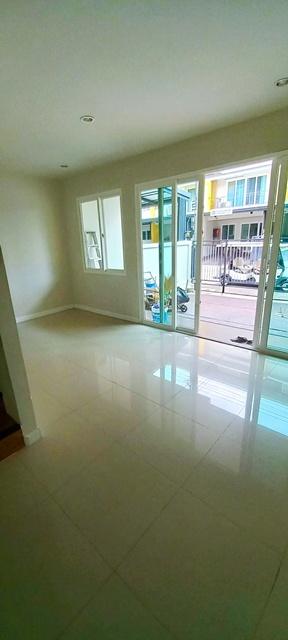 ม.เจ้าคุณทหารลาดกระบัง 1 กม. โลตัส ลาดกระบัง 52 400ม.ให้เช่าทาวน์โฮม 3 ชั้น 3นอน 2 น้ำ ตลาดหัวตะเข้ 350 ม. ARL ลาดกระบัง 2