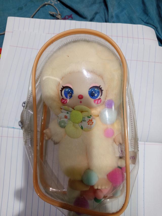 ตุ๊กตา Baby Three V.1 ในกระเป๋า PVC ทรงกลม ขนนุ่มสีฟ้ามีลูกบอลสีตกแต่ง กระเป๋า PVC ใสใส่ตุ๊กตาสำหรับรุ่น Liila Lucky Cat 2 ตัวรวมกัน 350 บาท รูปย่อยที่ 4