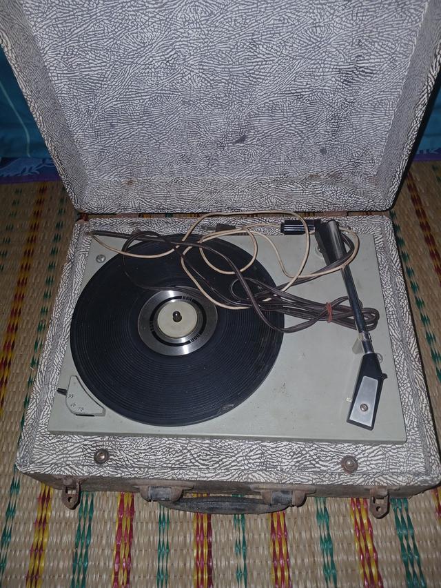 เครื่องเล่นแผ่นเสียงวินเทจแบบกระเป๋าหิ้ว (Portable Record Player) จากยุคทศวรรษ 1960