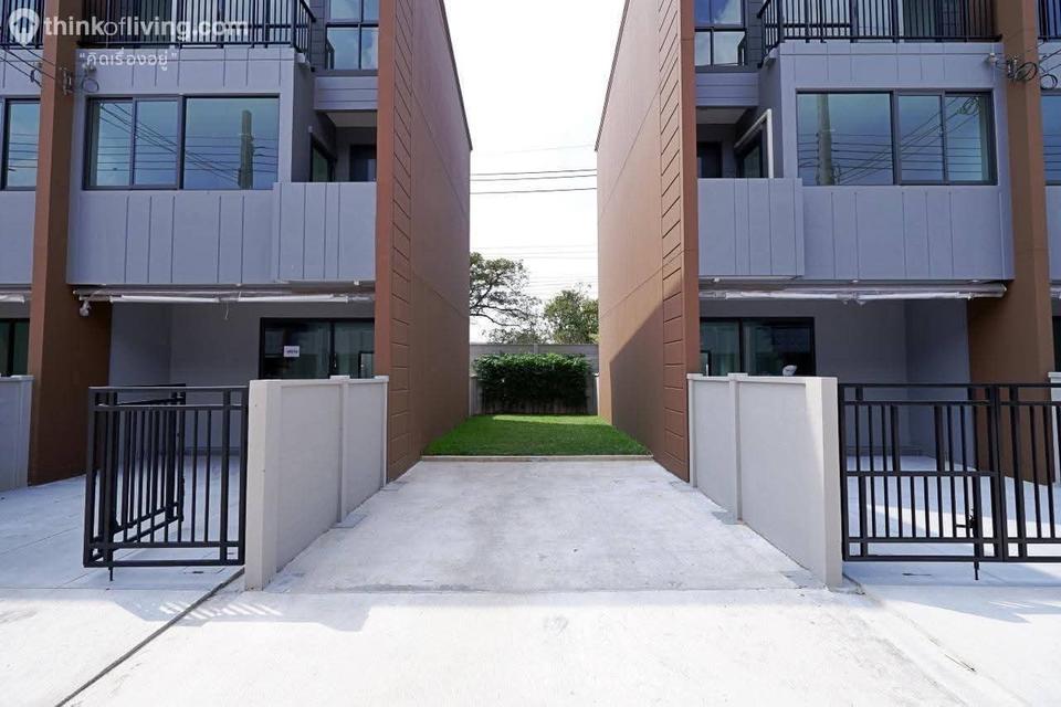 ขาย 🏢 ทาวน์โฮม 3 ชั้นหลังริม สภาพใหม่ไม่เคยเข้าอยู่ โครงการ บ้านกลางเมือง สุขุมวิท-อ่อนนุช 💥ฟรีของแถม แอร์ใหม่ 1 เครื่อง และ ประตู Digital lock บ้าน 2