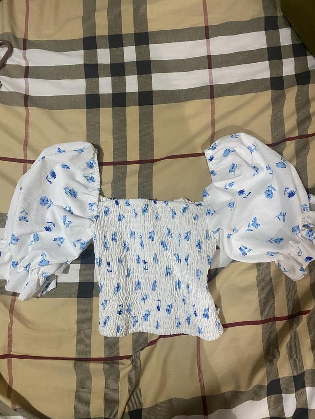 เสื้อครอปสีขาวมือสอง ใหม่มากก ไม่มีตำหนิเลย💓 รูปที่ 2