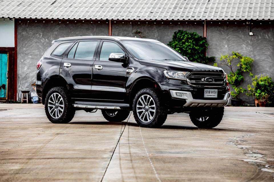 Ford Everest 2.2 Titanium ปี2017 สีดำ มือเดียวป้ายแดง 5