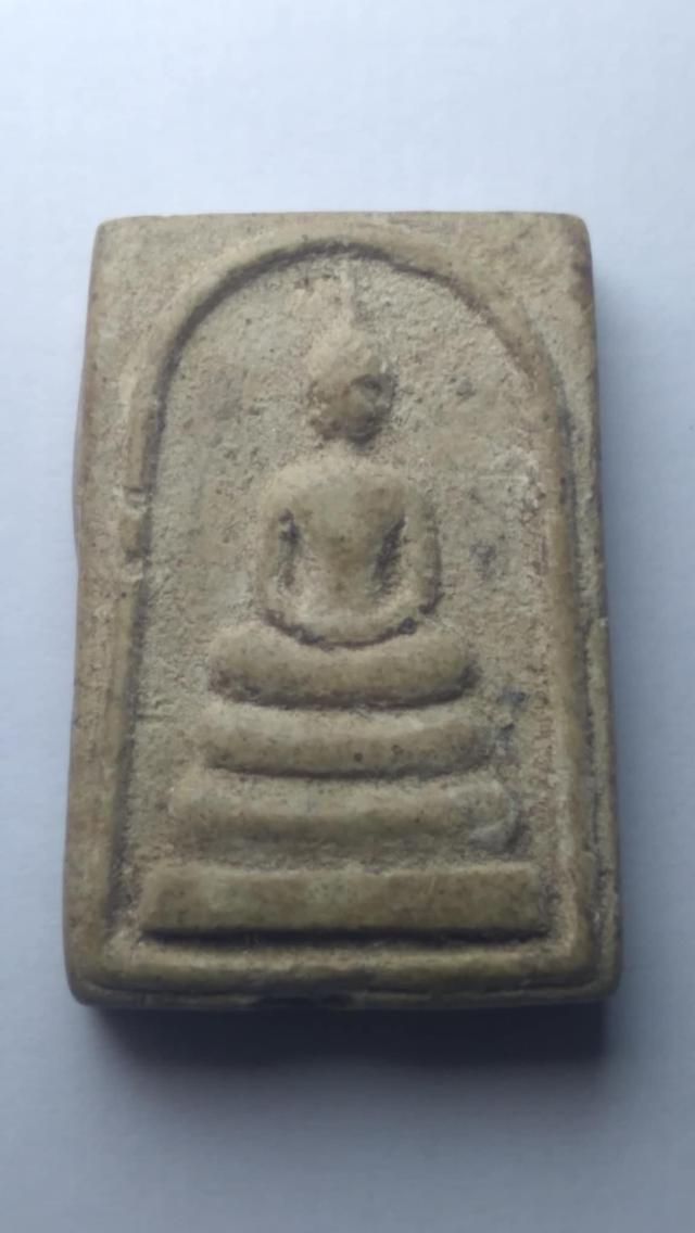 พระสมเด็จเนื้อผง หลังตัวหนังสือ ไม่ทราบที่และปีที่สร้าง รูปแบบตามภาพ