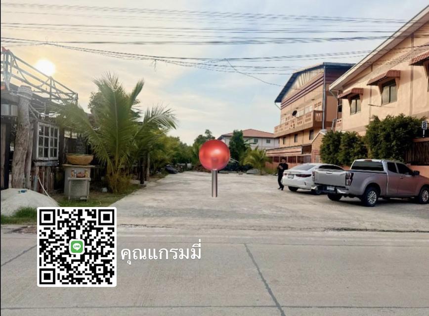 ที่ดิน123 ตารางวา  ขายราคา 3,450,000บาท ค่าโอน คนซื้อคนขายจ่ายคนละครึ่ง ถ้าที่ดินห่างจาก ม.ธรรมศาสตร์รังสิต  2 กิโล ไม่เกิน 2 กิโลค่ะ