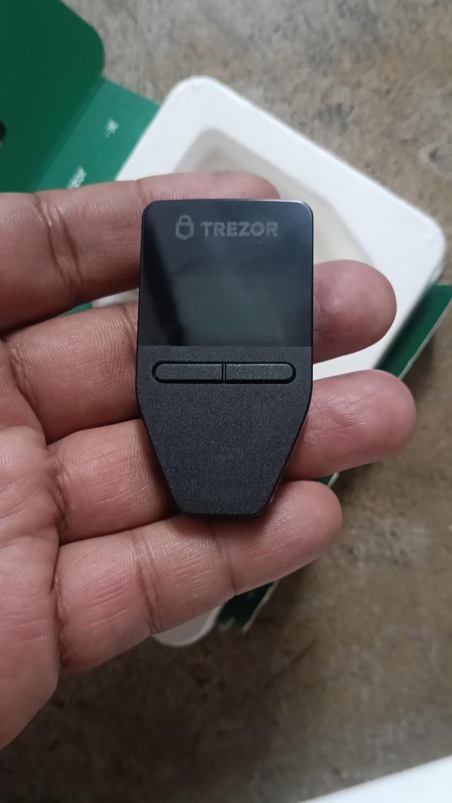 กระเป๋าเก็บเหรียญคลิปโต TREZOR Safe 3 รูปที่ 5