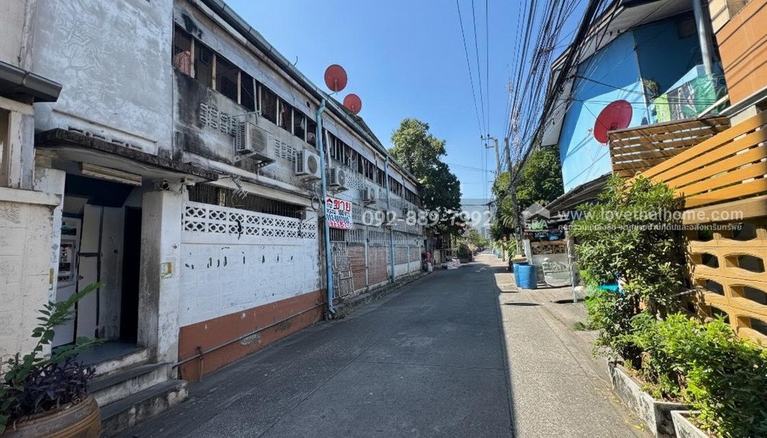 ขายที่ดิน ถนนลาดพร้าว80 ซอย22 พื้นที่ 100 ตารางวา พร้อมสิ่งปลูกสร้างบ้าน 2 ชั้น ขายเพียง 14 ล้านบาท ใกล้รถไฟฟ้าสายสีเหลือง สถานีลาดพร้าว71 3