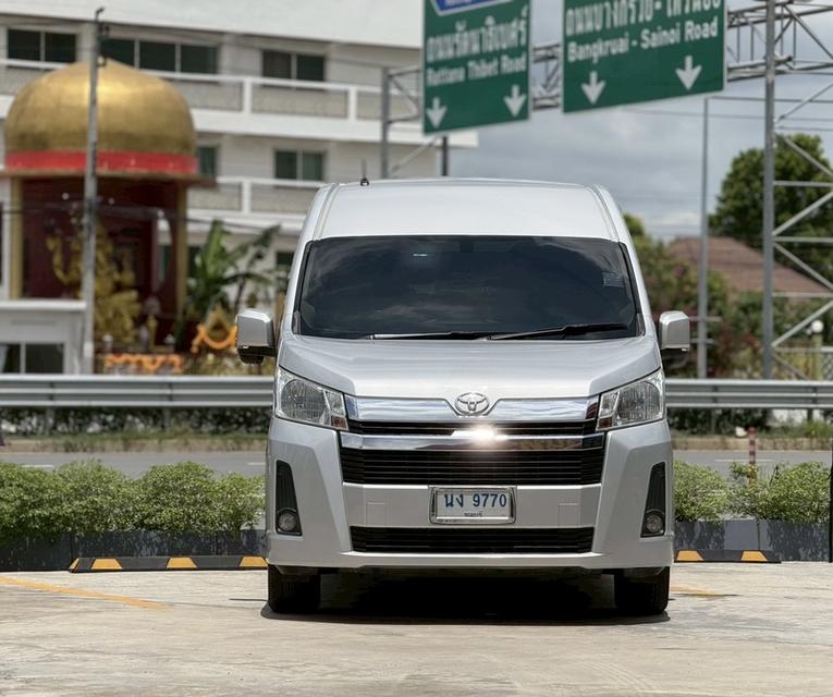 2019 TOYOTA COMMUTER, 2.8 โฉม ปี19-ปัจจุบันสีเทา เครื่องยนต์ 2.8 ดีเซล เกียร์ออโต้ ป้ายฟ้าแท้