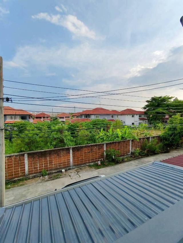 หมู่บ้านบุศรินทร์ ถนนบ้านกล้วย-ไทรน้อยทาวน์เฮาส์ 2 ชั้น ตกแต่งใหม่ พร้อมเฟอร์ หน้าบ้านไม่ชนใคร ในโครงการ L&H ทำเลซอยบ้านกล้วย ใกล้รถไฟฟ้า 17