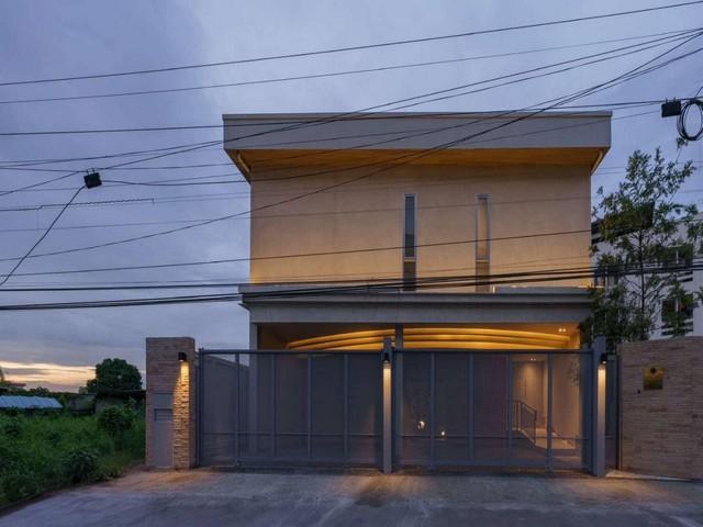 ขายบ้านเดี่ยวสร้างใหม่ 125 ตรว 5 ห้องนอน พร้อมสระว่ายน้ำ สวนขนาดใหญ่ ทำเลริมถนนใหญ่ ถนนสิรินธร ใกล้ทางด่วน ติดสถานีรถไฟฟ
