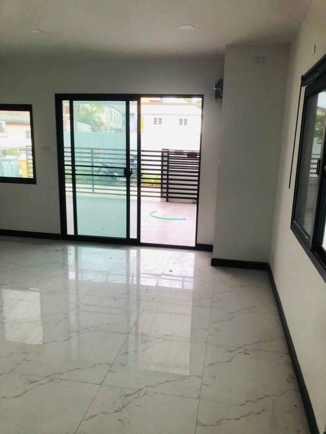 ขาย :ทาวน์โฮม 3 ชั้น พร้อมอาคารชั้นเดียว เนื้อที่ 43.9 ตรว. ถนนเสรีไทย 9 แยก 2-3-4