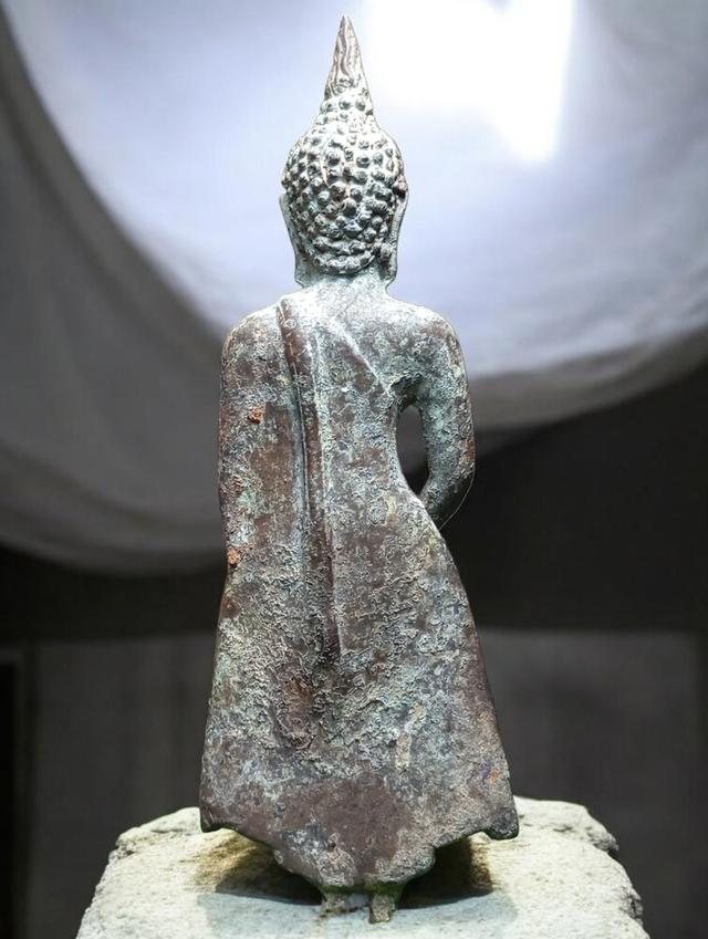 เปิดพระพิมพ์ถวายเนตรศิลปะสุโขทัยเกศเปลวเพลิงเม็ดพระศกก้นหอย เนื้อสัมฤทธิ์เก่าฐานเดิมหัก รูปที่ 2