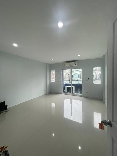 ขายทาวน์โฮม 3 ชั้น 22 ตรว. 4 ห้องนอน ซอยนวลจันทร์ 31 ใกล้ Central EastVille 1