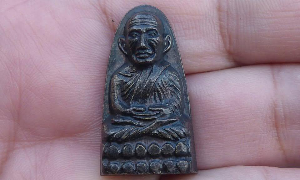 หลวงปู่ทวดพิมพ์เล็กหลังหนังสือ