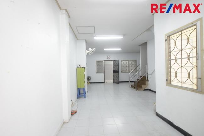 ทาวน์เฮ้าส์สุชาเพชรเกษม112 หนองแขมสาย4 ต่อเติมแล้ว 3ชั้น 18.2วา ใกล้มหาวิทยาลัยธนบุรี เดอะมอลล์บางแค บ้านสภาพดี โครงสร้างแข็งแรง ราคา 1.79ล้านบาท 6