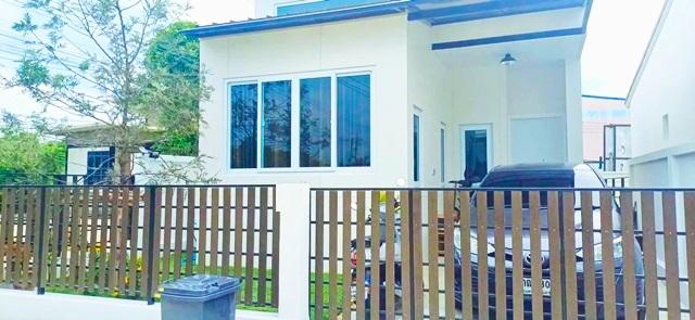 ให้เช่าบ้านเดี่ยวมินิมอลชั้นเดียว 27 ตร.วา.2 นอน 1 น้ำ ปั๊มน้ำมันพีที สามพราน4 1.7 กม.พร้อมเฟอร์ฯครบ ซ.ไร่ขิง 34-38 ตลาด 1