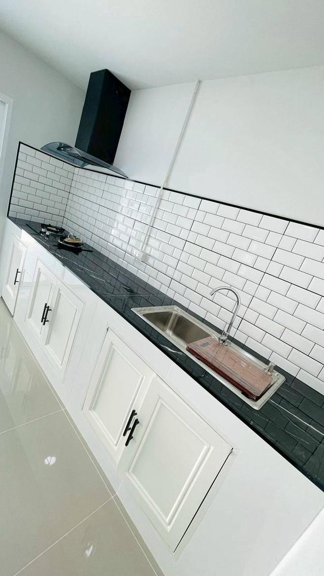 หมู่บ้านบุศรินทร์ ถนนบ้านกล้วย-ไทรน้อยทาวน์เฮาส์ 2  ชั้น ฟังก์ชันครบ ในโครงการ L&H ทำเลซอยบ้านกล้วย ใกล้รถไฟฟ้า 7