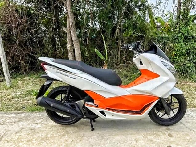 Honda pcx สีขาว 4