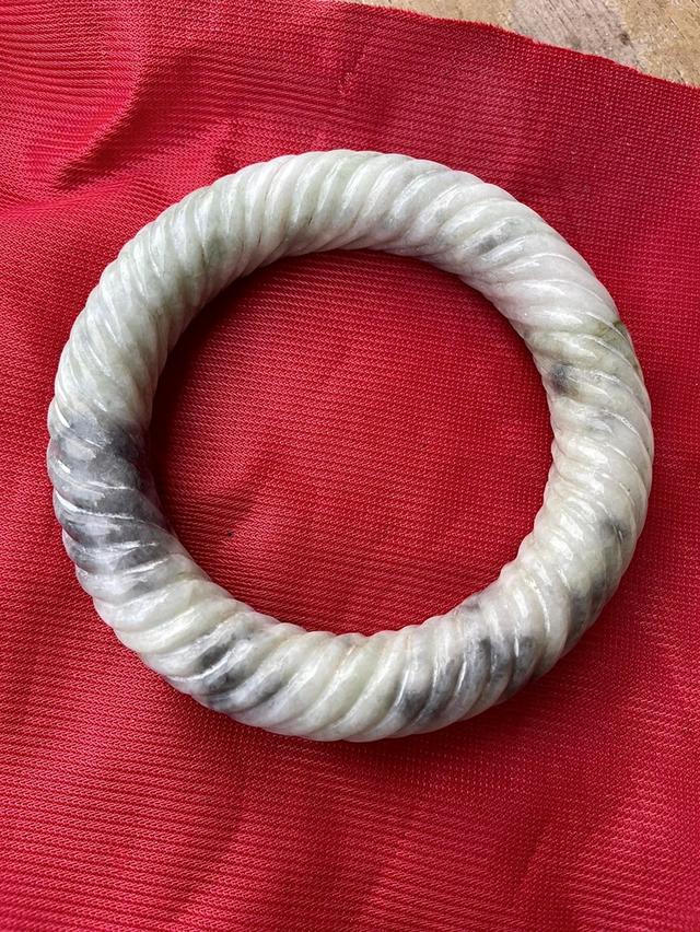 กำไลหยก วงใหญ่ ลายเกลียวเชือก กำไลหยกพม่า หนา15มิล กำไลหยกสีขาวสลับเทา