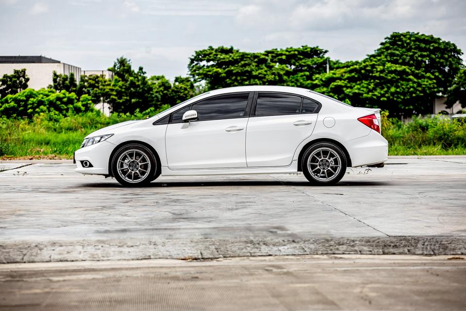 Honda Civic Fb 1.8E เบาะไฟฟ้า สีขาว ปี 2013 มือเดียวป้ายแดง 9