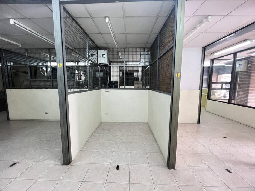 พื้นที่ว่างปล่อยให้เช่าขายของ 4