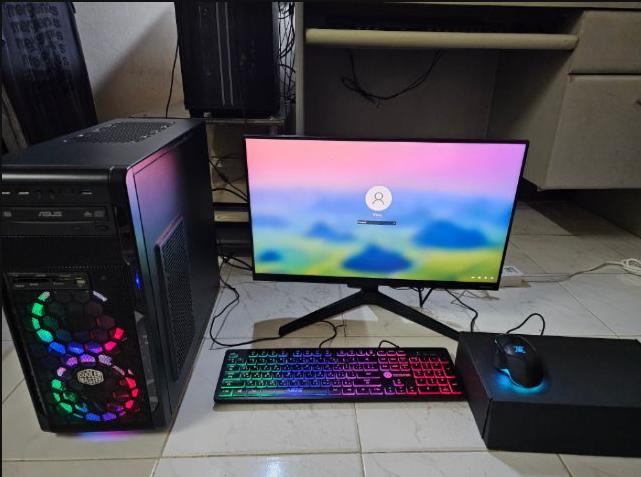 ขายคอมพิวเตอร์ 1 ชุดมีทั้งจอคีย์บอร์ดเมาส์พร้อมใช้งาน