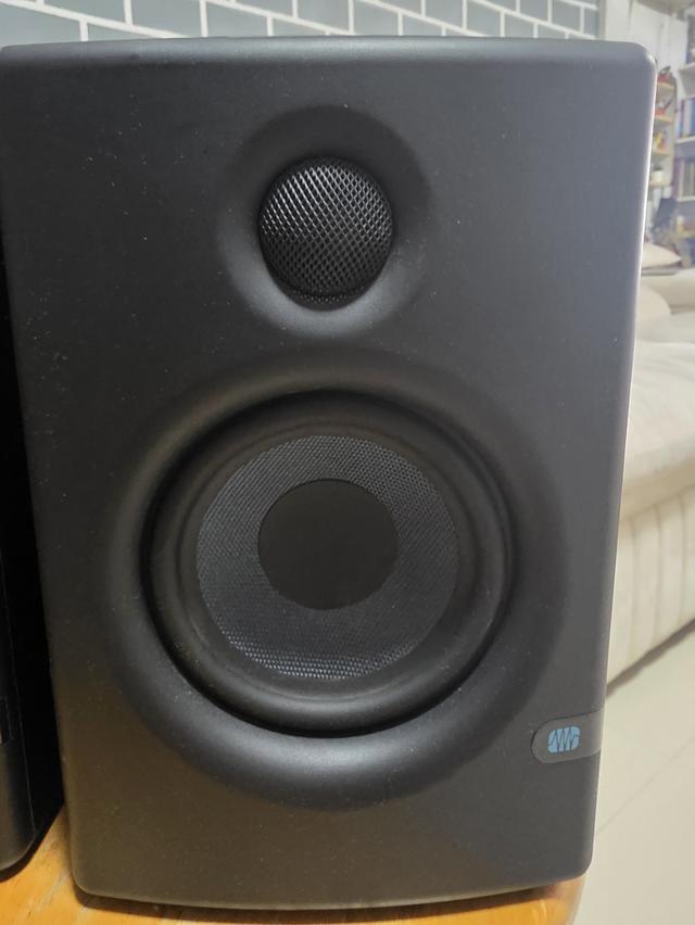 ลำโพงรุ่นนี้คือ PreSonus Eris E4.5 ซึ่งเป็นลำโพงสตูดิโอมอนิเตอร์ (Studio Monitor) รูปที่ 3