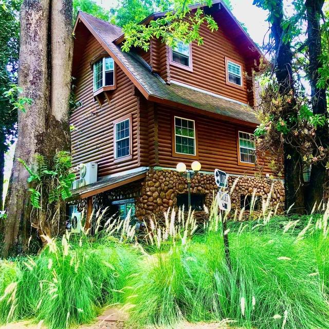 Boutique hotel and resort for sale at a very special price. Can be converted into a private residence, ready to move in, with stunning mountain views. 1