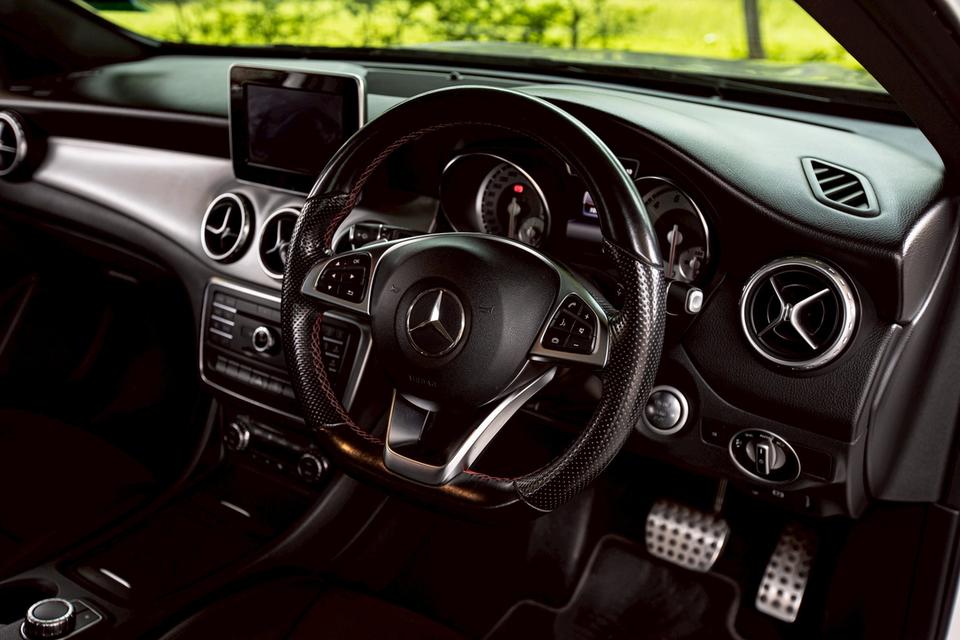 Mercedes Benz Gla250 สีขาว ปี 2016 ซันรูฟ 17