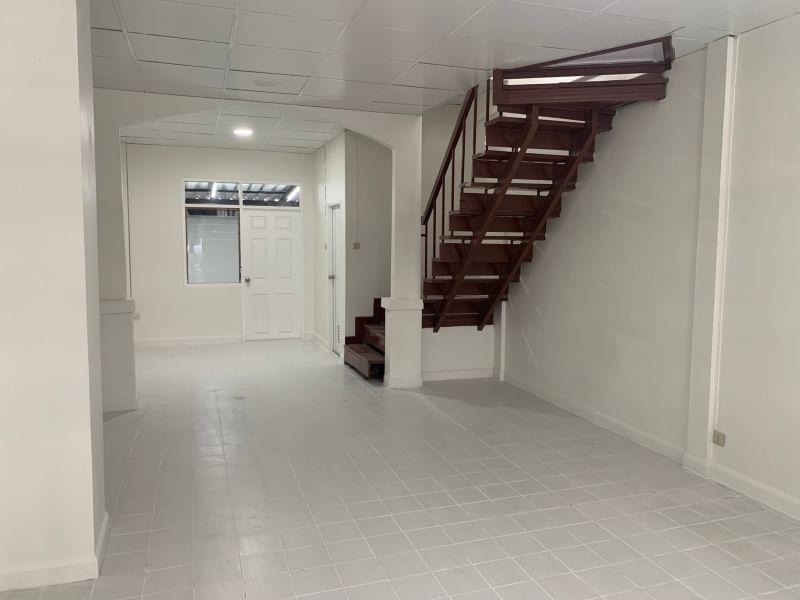 บ้านทาวน์เฮ้าส์ หลังมุม,สูง 2 ชั้น หมู่บ้านราณี 3 ถนนนวมินทร์ 135