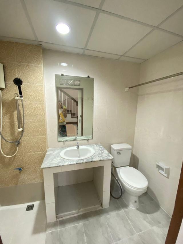 ให้เช่าทาวน์เฮาส์ 3 ชั้น 276ตรม 24ตรว ซ.ลาดพร้าว 29 4นอน 5น้ำ เข้าซอยเพียง 200 เมตร ใกล้ MRT ลาดพร้าว และ ภาวนา 6