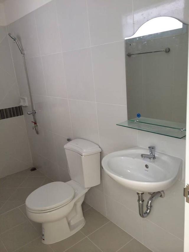 ขายอาคารพาณิชย์สามชั้น 2 คูหา  ห้องหัวมุม แยกหนองตาโพน อ.เมือง จ.อุบล 86 ตรว. ตึกใหม่ไม่เคยเข้าอยู่ ขายราคา 10.9  ล้านบาท รวมค่าโอนแล้ว 9