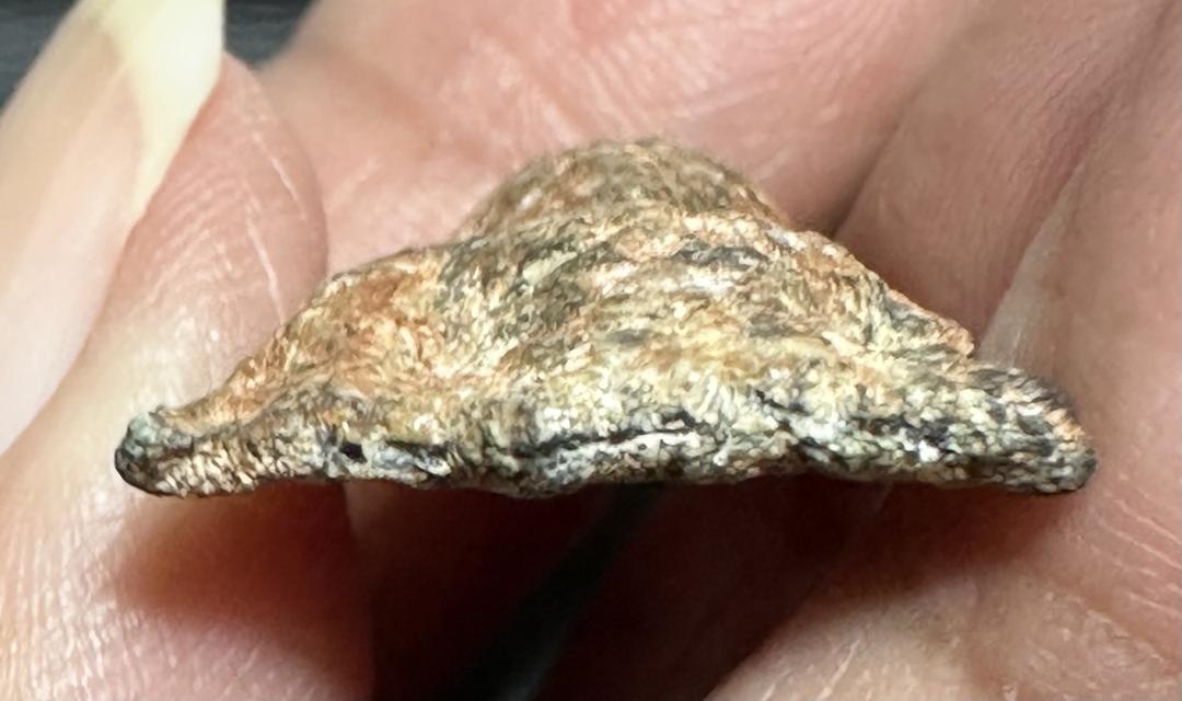 พระร่วงนั่งชีโบ สุพรรณบุรี เนื้อชินสนิมแดงและมีไข หักเดิมในกรุ 7