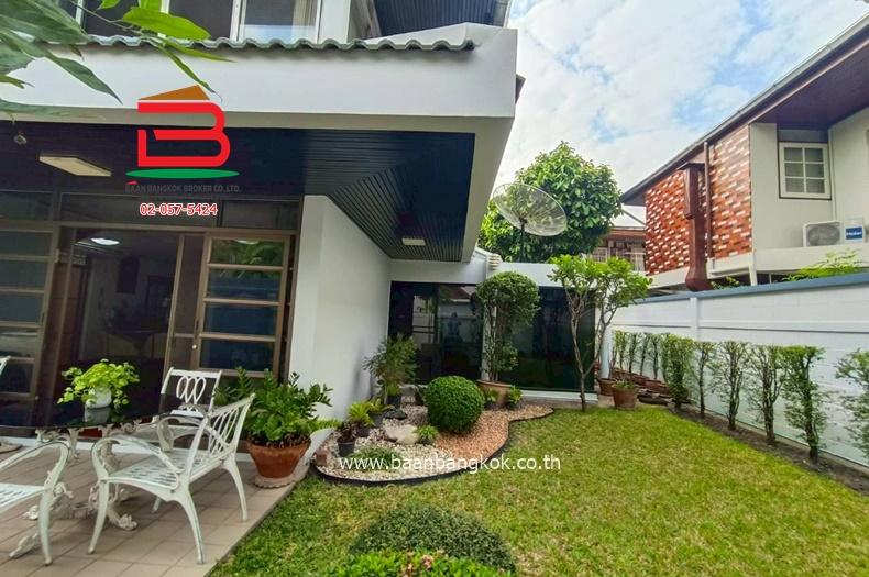 บ้านเดี่ยว คลองตันนิเวศน์ ซอยปรีดีพนมยงค์ 42 (ใกล้โรงเรียนพระหฤทัยพัฒนเวศม์) เนื้อที่ 79 ตรว. แขวงคลองตันเหนือ เขตวัฒนา 11