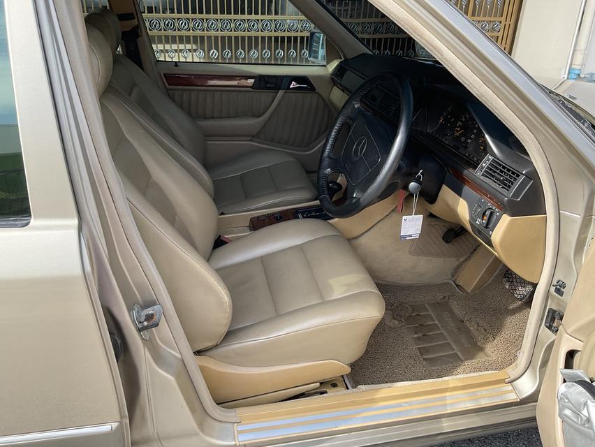 ขายรถยนต์ Mercedes Benz e220 สีทรายทองสภาพสวยมาก 6