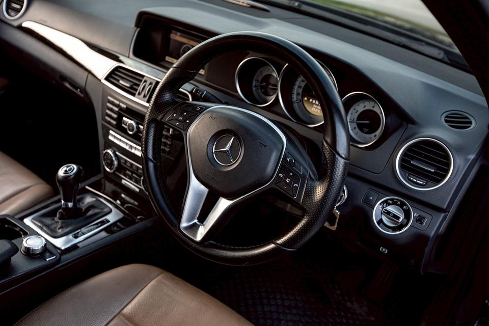 Benz C200 CGI Saloon สีดำ ปี 2011 มือเดียวป้ายแดง 13