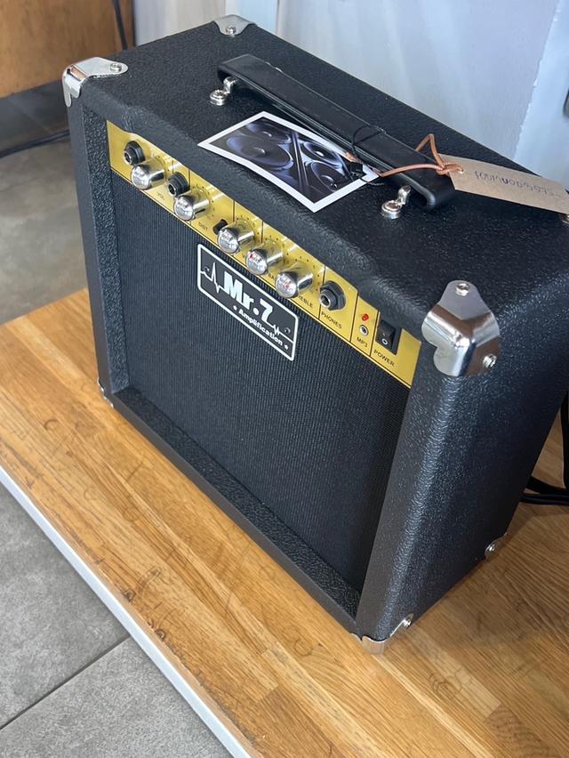 ตู้แอมป์กีต้าร์ ยี่ห้อ MR.7 G-15 USB มีเอฟเฟคในตัว มีช่องเสียบ USB เปิดเพลง MP3 ได้ พร้อมรีโมท 3