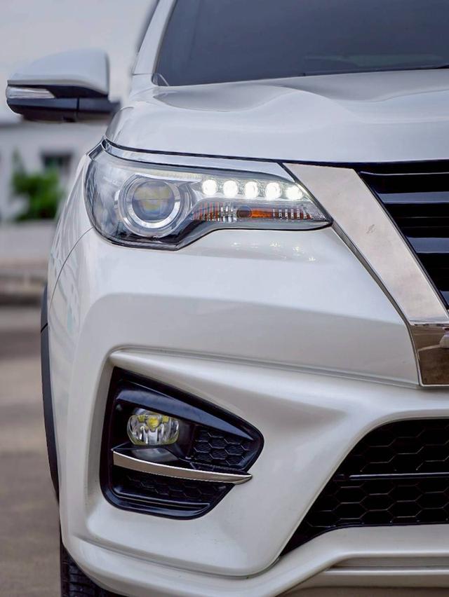 Toyota Fortuner 2.8 TRD เกียร์ออโต้ 4WD สีขาวมุก ปี 2017
