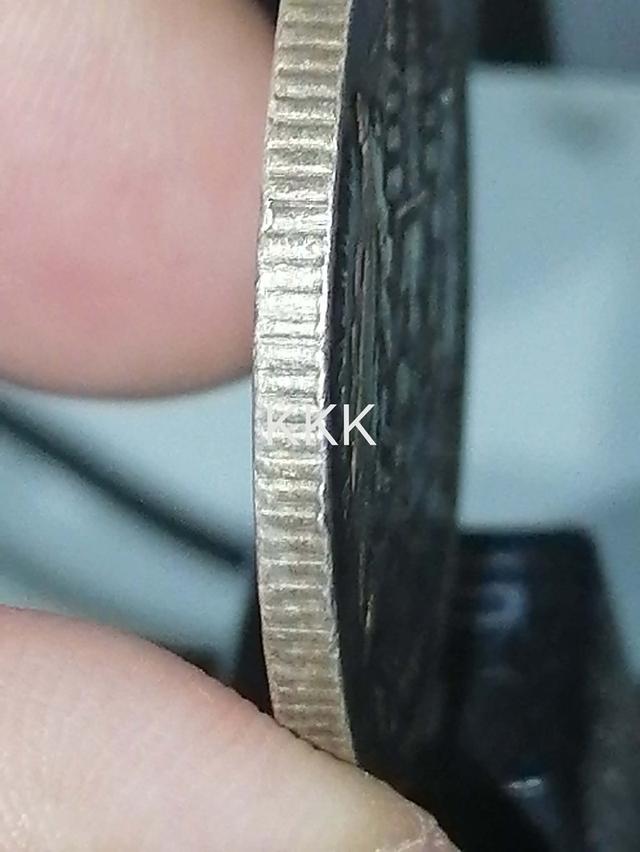 เหรียญ 1 บาท รัชกาลที่ 5 ตราแผ่นดิน ไม่มี ร.ศ. มีรอยปั๊มเหลื่อมจากการผลิต เนื้อเงินแท้ เหรียญแท้ สภาพสึกใช้งานจริง  ผิวเดิม ไม่ล้าง ไม่แต่ง 3