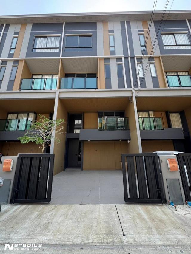 69100586 : ให้เช่าทาวน์โฮม luxury 3 ชั้น หน้ากว้าง 6 เมตร Built-in ทั้งหลัง ขนาด 20.5 ตารางวา หมู่บ้านพาทิโอ วัชรพล-รามอินทรา บางเขน น้ำไม่ท่วม 1