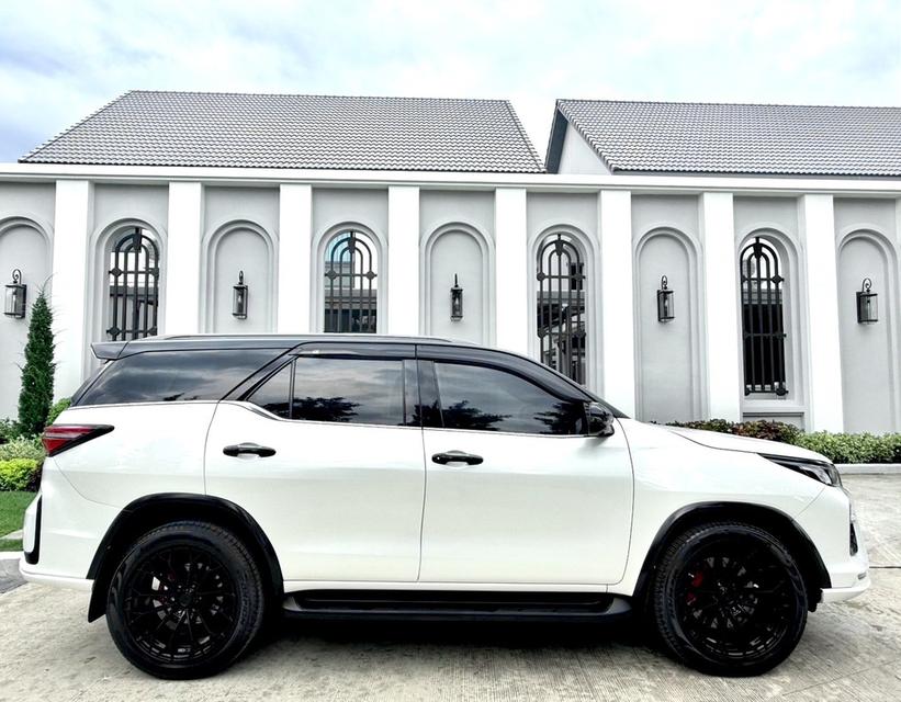 FORTUNER 2.8 GR SPORT BLACK TOP 4WD รูปที่ 6