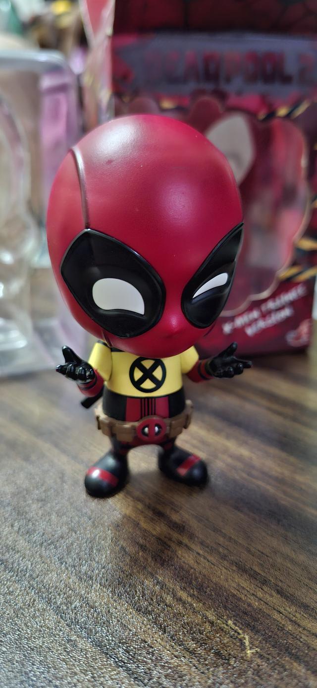 ฟิกเกอร์ในภาพคือ Hot Toys Cosbaby Deadpool (X-Men Trainee Version) จากภาพยนตร์ Deadpool 2 (รหัสสินค้า COSB508) ครับ รูปย่อยที่ 4