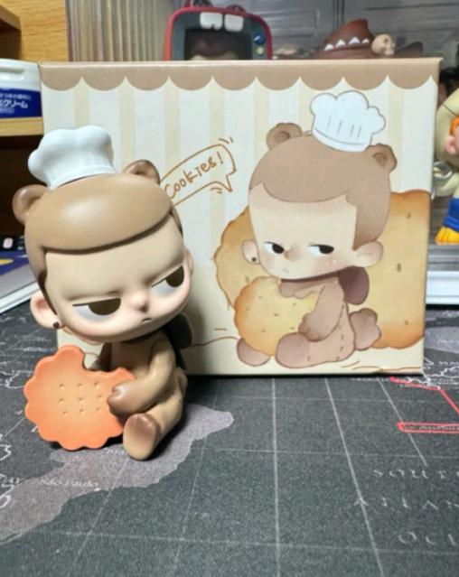 BEAR BISCUIT FIGURE - LIMITED EDITION