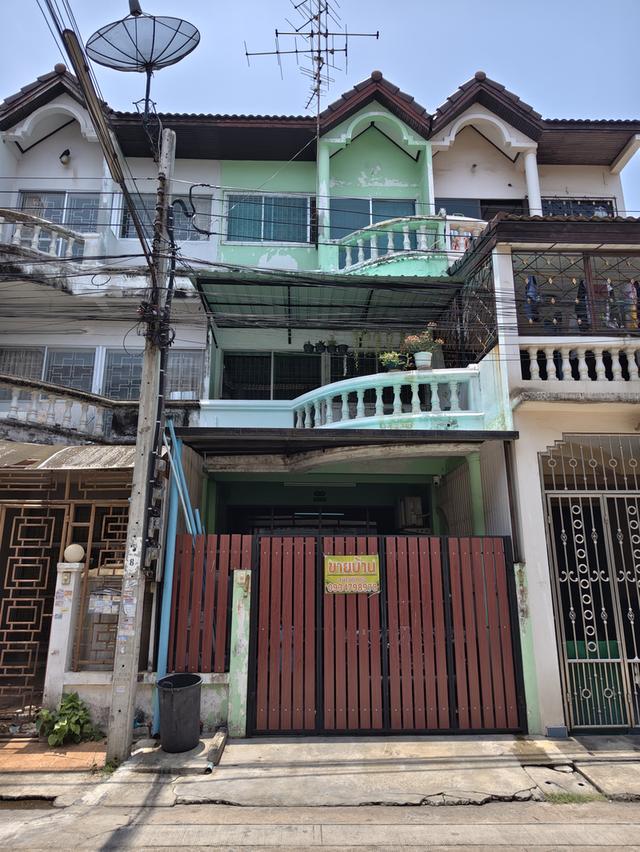 ทาวน์เฮ้าส์ 3 ชั้น หมู่บ้านสุขสวัสดิ์สวนธน 1